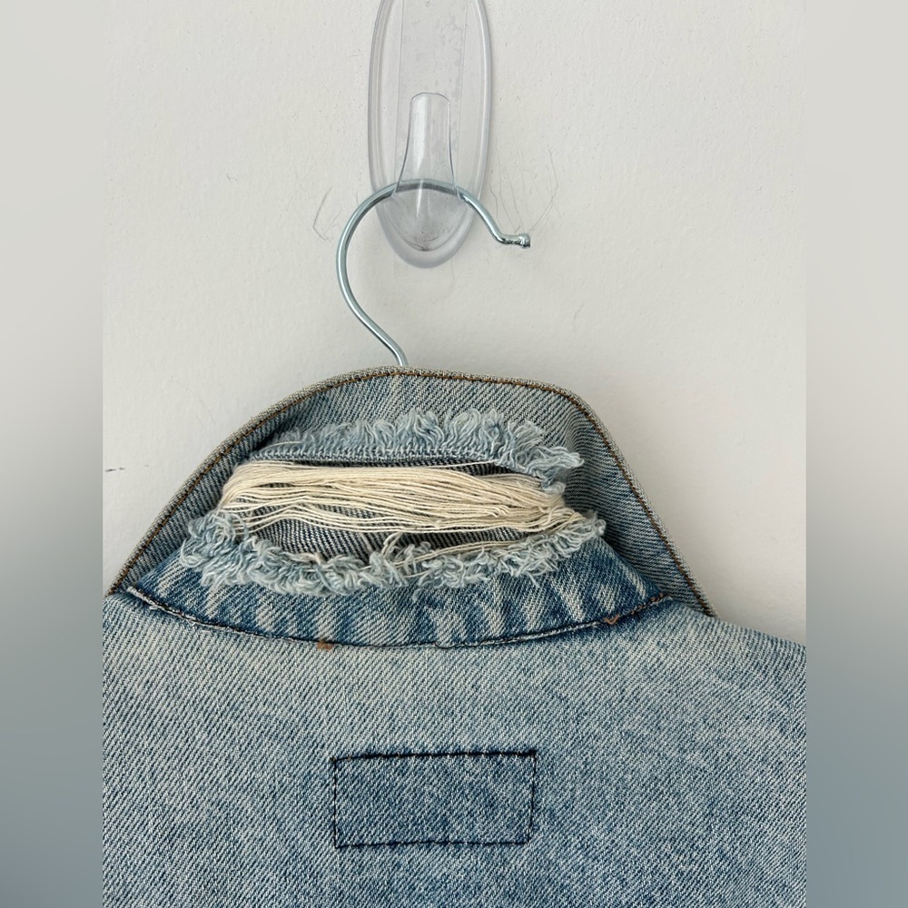Levi’s Vintage Denim Trucker Jacket Light Wash Distressed Cropped Oversized - Picture 11 of 12